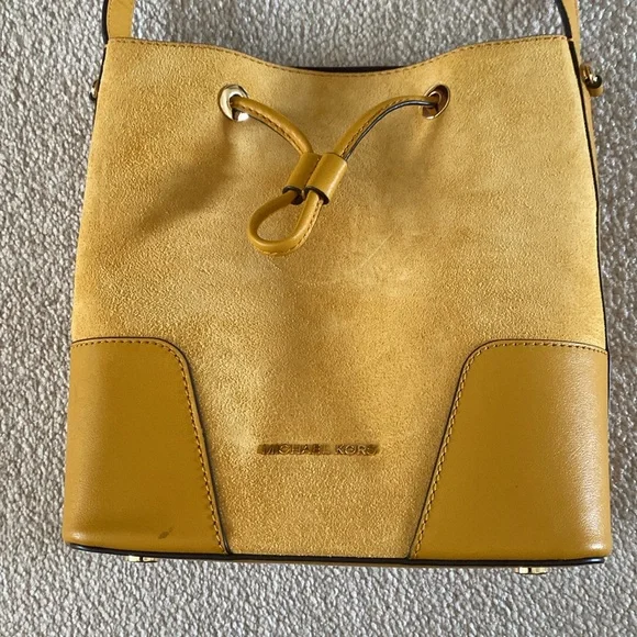 Yellow Michael Kors Small Bucket Bag. Crossbody. - Picture 4 of 9